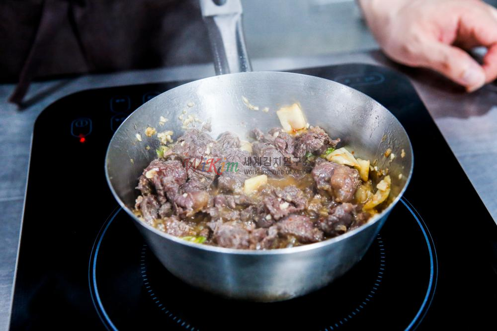 구운 프로볼로네 치즈를 넣은 김치 불고기 샌드위치의  재료 이미지입니다.