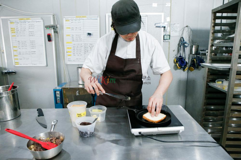 구운 프로볼로네 치즈를 넣은 김치 불고기 샌드위치의  재료 이미지입니다.