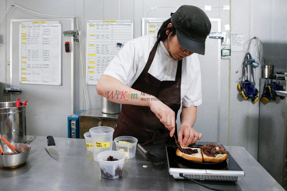 구운 프로볼로네 치즈를 넣은 김치 불고기 샌드위치의  재료 이미지입니다.