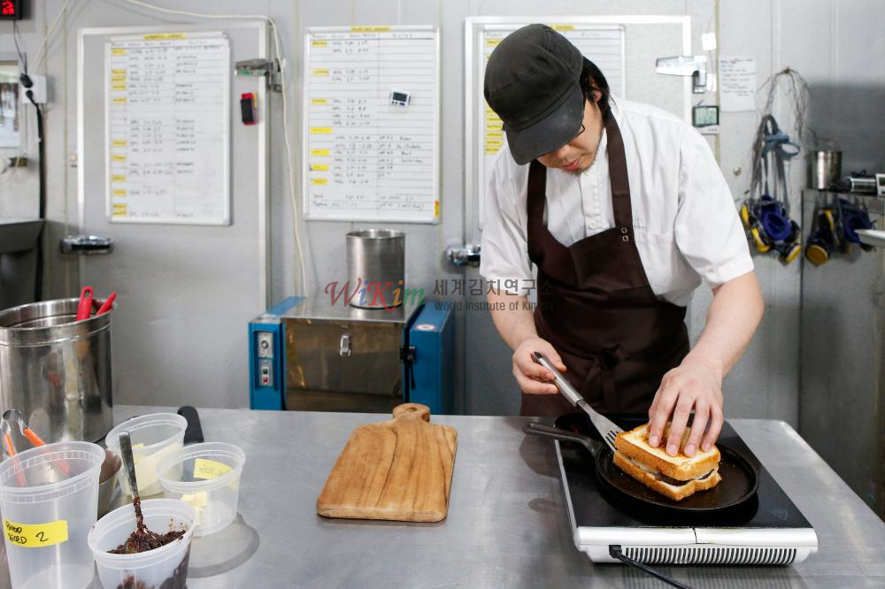 구운 프로볼로네 치즈를 넣은 김치 불고기 샌드위치의  재료 이미지입니다.
