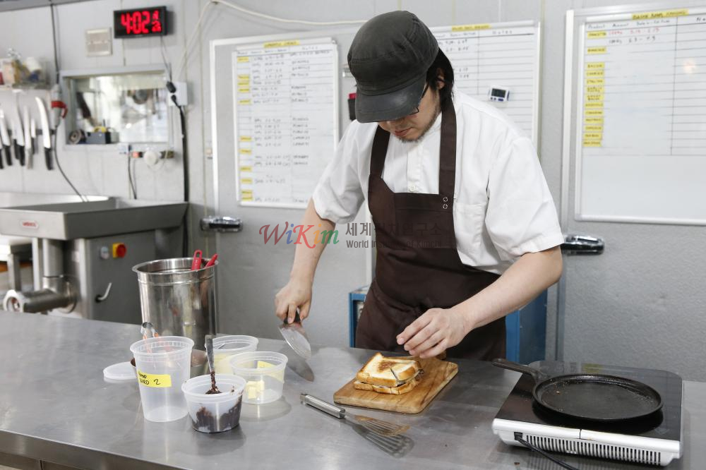 구운 프로볼로네 치즈를 넣은 김치 불고기 샌드위치의  재료 이미지입니다.