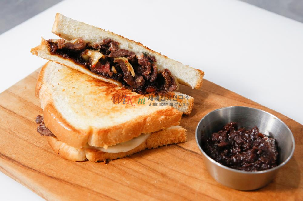 구운 프로볼로네 치즈를 넣은 김치 불고기 샌드위치 이미지