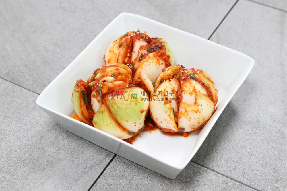 양파김치의 대표 이미지입니다.