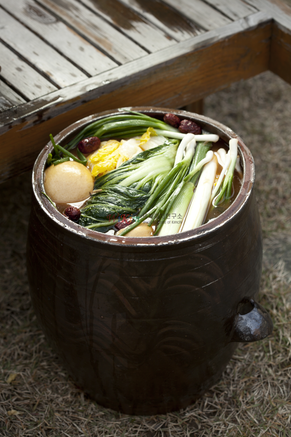 옹기 속 김치의 대표 이미지입니다.