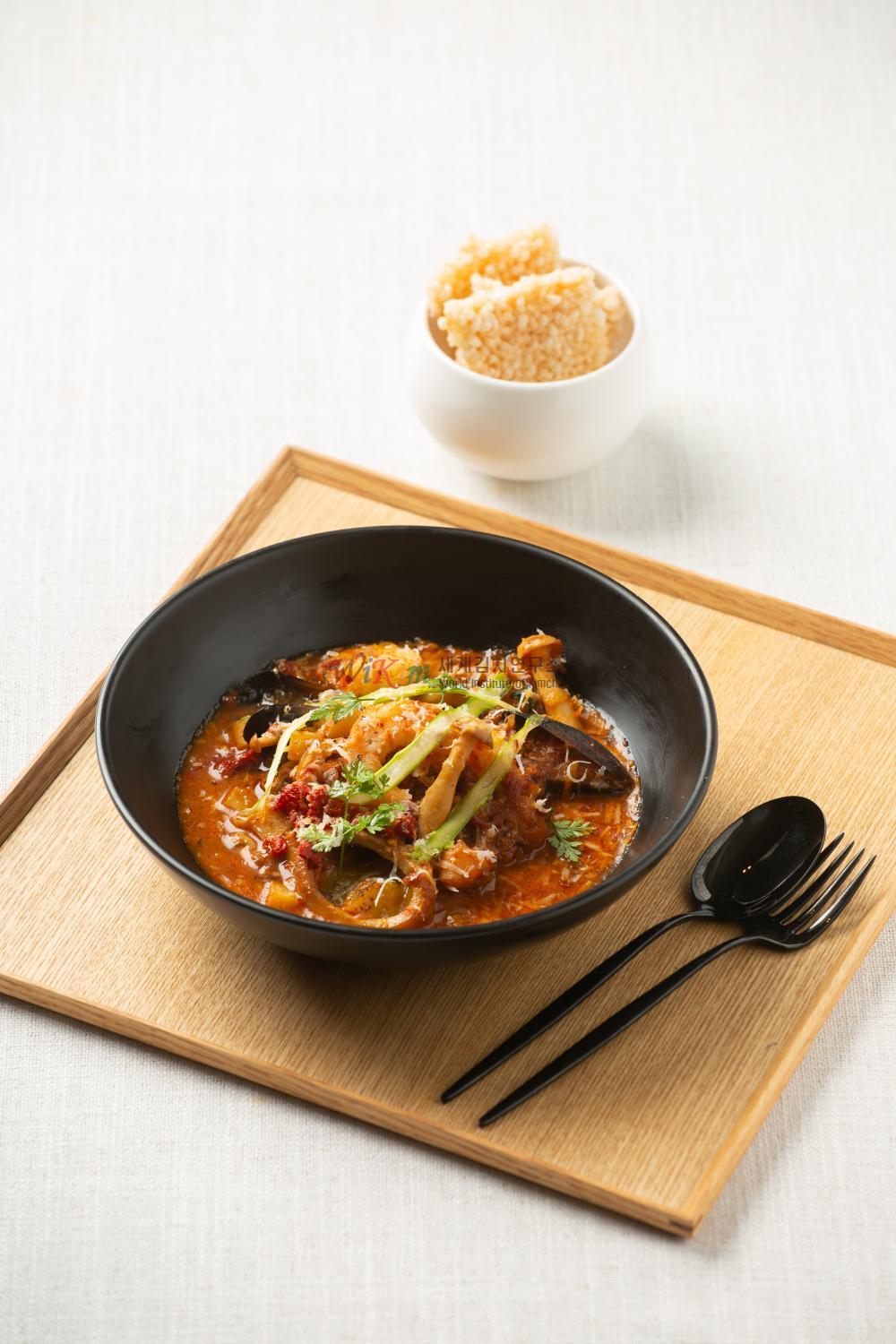 찹쌀누룽지 튀김을 곁들인 김치 샥슈카 이미지