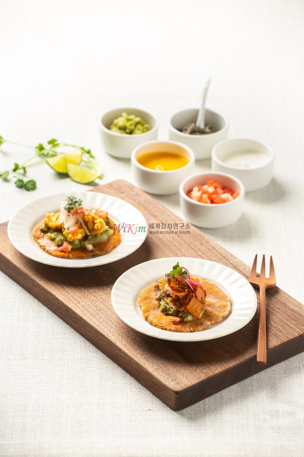 메밀김치 타코와 오방색 소스의 대표 이미지입니다.