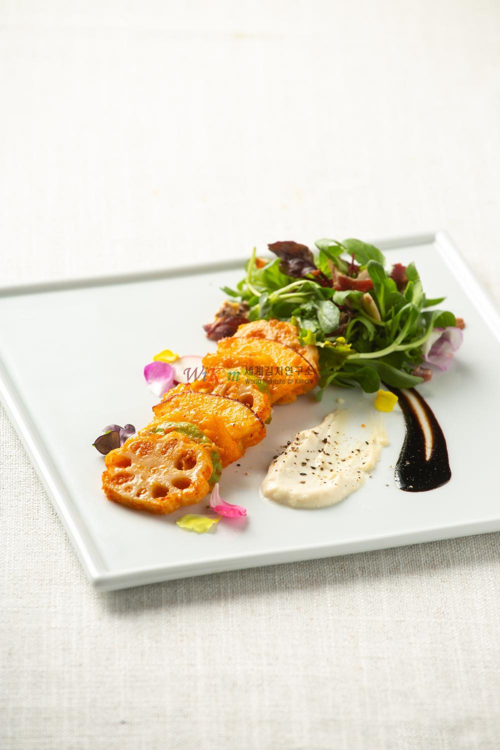 깍두기소스에 버무린 과일김치 샐러드 이미지