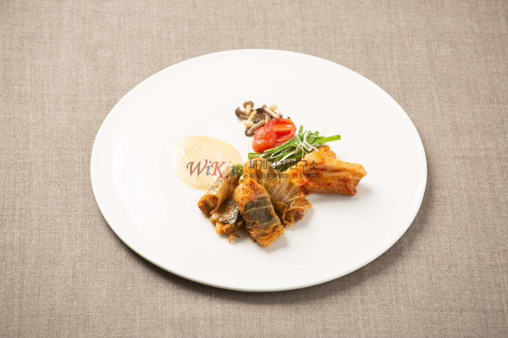 명이나물과 함께 조리한 수비드 돼지고기 김치찜의 대표 이미지입니다.