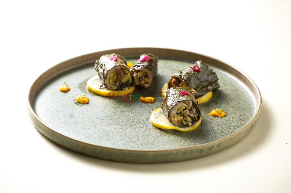 한국식 필라프와 배추김치로 속을 채운 돌마데스 이미지