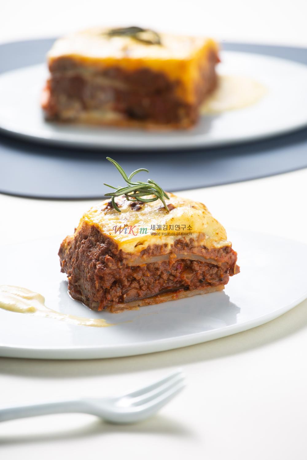 가지김치 무사카와 이화주 베샤멜 소스 이미지