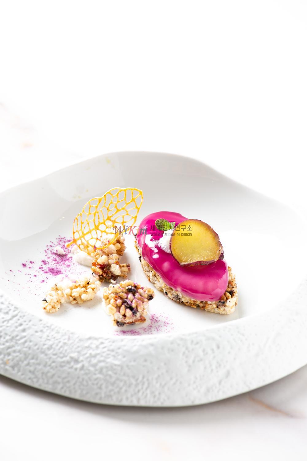 군고구마 판나코타와 김치 곡물 크럼블 이미지
