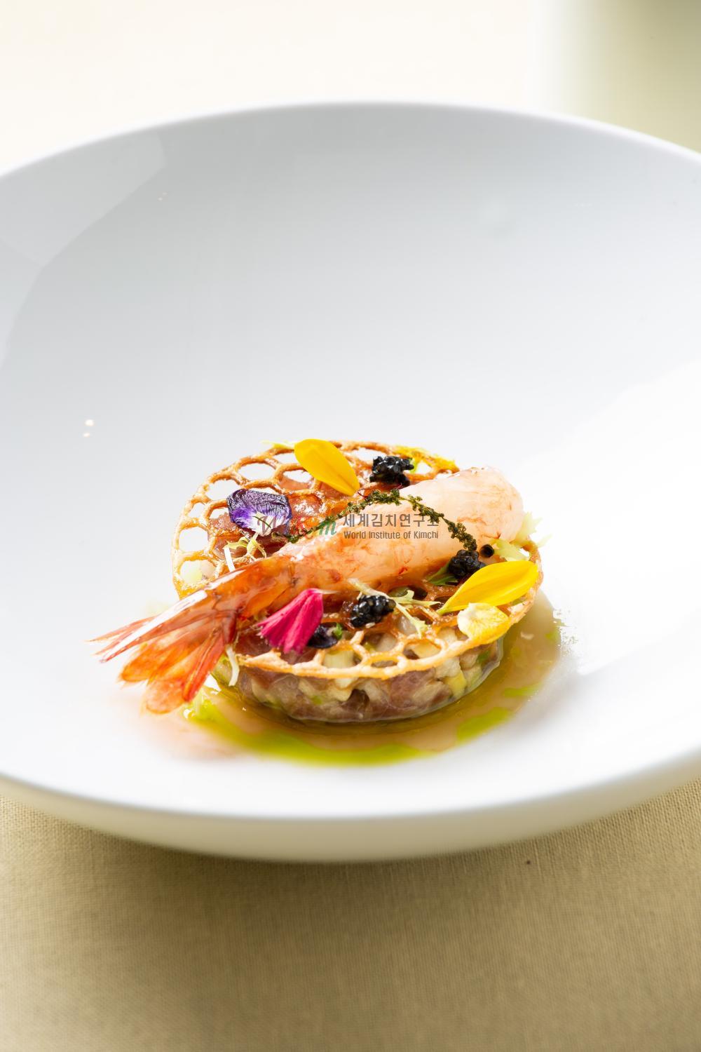 나박김치와 보리미소를 곁들인 참치와 독도새우의 대표 이미지입니다.